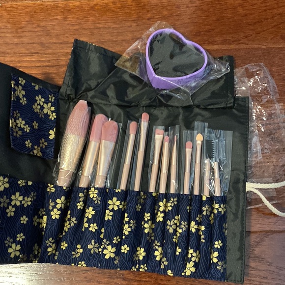 12 Pcs Makeup Brush Set With Storage Bag and Brush Cleaner NEW - Picture 2 of 8